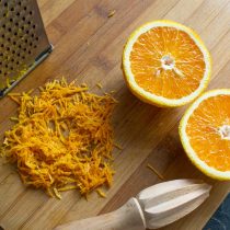Снимаем тонкий слой оранжевой цедры – трём на тёрке или срезаем овощечисткой.