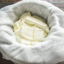 Аккуратно выкладываем сгусток на марлю с помощью шумовки. Аккуратно выкладываем сгусток на марлю с помощью шумовки.