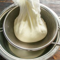 Молочная сыворотка побочный продукт изготовления домашнего творога.