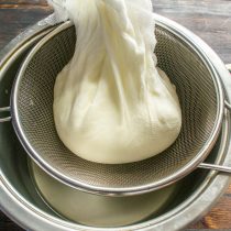 Молочная сыворотка побочный продукт изготовления домашнего творога. Молочная сыворотка побочный продукт изготовления домашнего творога.