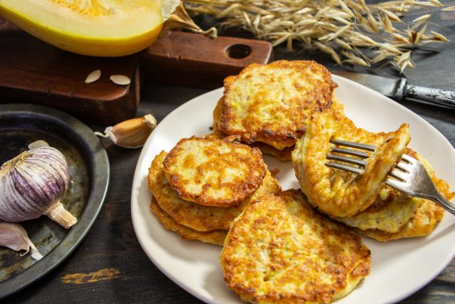 Драники из кабачков с геркулесом Драники из кабачков с геркулесом