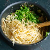 Остужаем соус, добавляем тёртый твёрдый сыр и мелко порубленную зелень петрушки.
