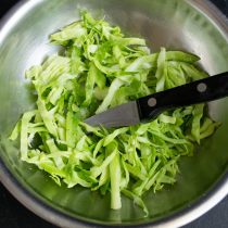 Раннюю капусту шинкуем узкими полосками, посыпаем щепоткой соли и разминаем руками Раннюю капусту шинкуем узкими полосками, посыпаем щепоткой соли и разминаем руками
