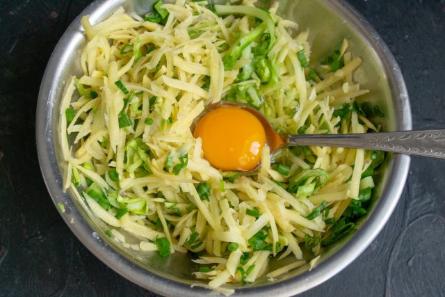 Разбиваем на овощи куриное яйцо, насыпаем крупную поваренную соль по вкусу. Разбиваем на овощи куриное яйцо, насыпаем крупную поваренную соль по вкусу.