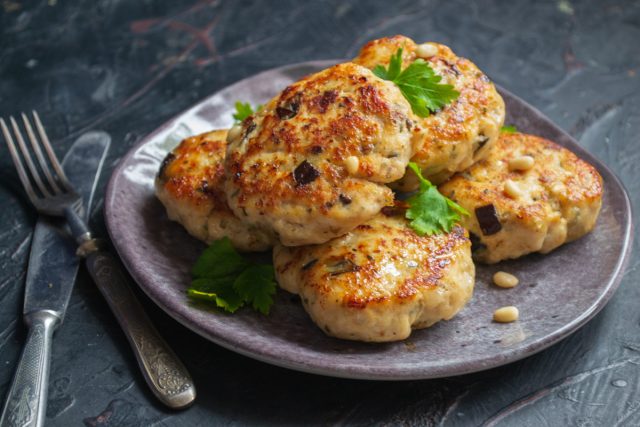 Котлеты из куриной грудки с баклажанами Котлеты из куриной грудки с баклажанами