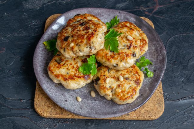 Подаём котлеты из куриной грудки с баклажанами горячими. Подаём котлеты из куриной грудки с баклажанами горячими.