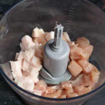 Куриное филе и свиной жир нарезаем небольшими кубиками, измельчаем мясо в блендере Куриное филе и свиной жир нарезаем небольшими кубиками, измельчаем мясо в блендере