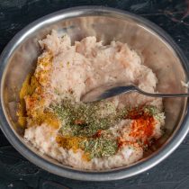 Выкладываем фарш в миску, добавляем по половине чайной ложки карри для курицы и молотой сладкой паприки Выкладываем фарш в миску, добавляем по половине чайной ложки карри для курицы и молотой сладкой паприки