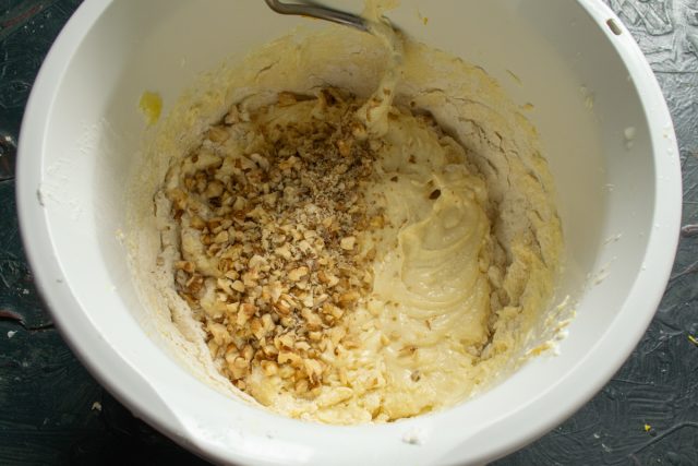 Рубленые орехи добавляем в тесто.