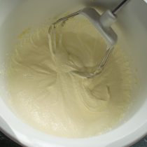 Масло с сахаром взбиваем несколько минут Масло с сахаром взбиваем несколько минут