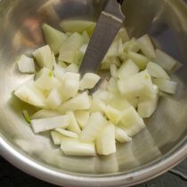Репчатый лук нарезаем кубиками. Репчатый лук нарезаем кубиками.