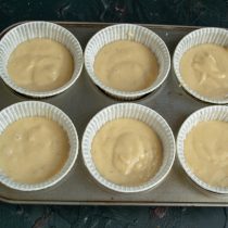 В бумажные формочки для маффинов кладём одинаковые порции теста, заполняя формочки на 2\3 В бумажные формочки для маффинов кладём одинаковые порции теста, заполняя формочки на 2\3