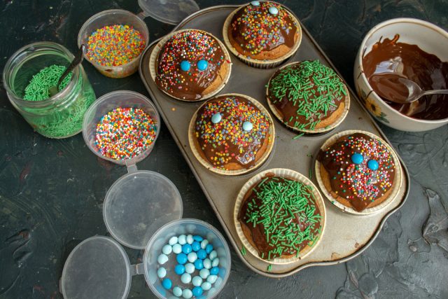 Тёплые маффины с творожным сыром покрываем тёплым шоколадным ганашем. Тёплые маффины с творожным сыром покрываем тёплым шоколадным ганашем.