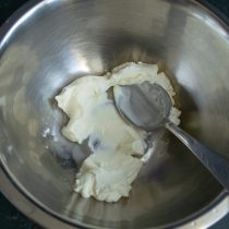 Чем жирнее сыр, тем вкуснее будут маффины. Чем жирнее сыр, тем вкуснее будут маффины.