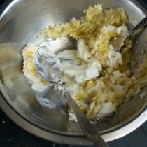 Разминаем банан с сыром вилкой Разминаем банан с сыром вилкой