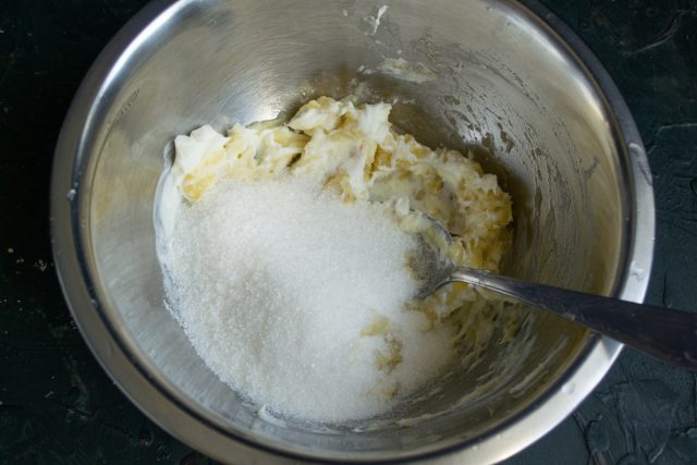 Насыпаем сахарный песок, разбиваем куриное яйцо Насыпаем сахарный песок, разбиваем куриное яйцо