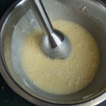 Можно просто перемешать ингредиенты ложкой несколько минут и оставить на время, чтобы крупинки сахарного песка растаяли. Можно просто перемешать ингредиенты ложкой несколько минут и оставить на время, чтобы крупинки сахарного песка растаяли