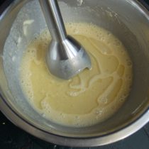 Наливаем оливковое или растительное масло в миску, ещё раз хорошо перемешиваем жидкие ингредиенты. Наливаем оливковое или растительное масло в миску, ещё раз хорошо перемешиваем жидкие ингредиенты.