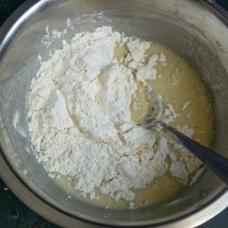 Смешиваем пшеничную муку высшего сорта с содой и разрыхлителем. Смешиваем пшеничную муку высшего сорта с содой и разрыхлителем.