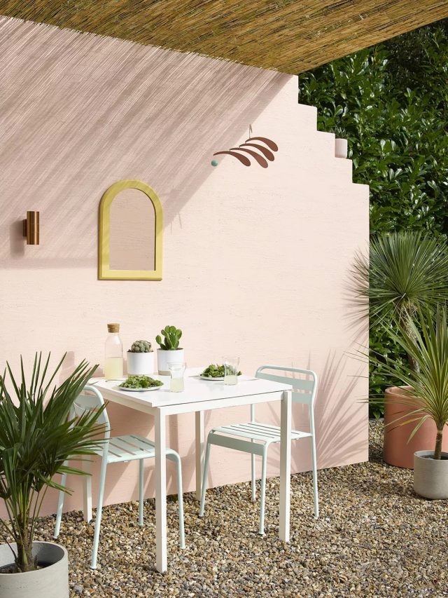 Стена, окрашенная в розовый цвет с добавлением цветовых акцентов