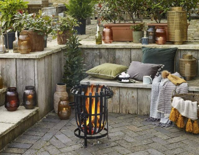 Костер создаст атмосферу тепла и уюта 