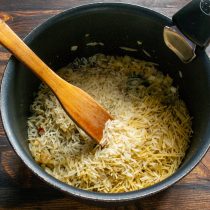 Используйте ароматный, вкусный рис для этого рецепта: басмати или жасмин.