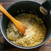 Используйте ароматный, вкусный рис для этого рецепта: басмати или жасмин. Используйте ароматный, вкусный рис для этого рецепта: басмати или жасмин.