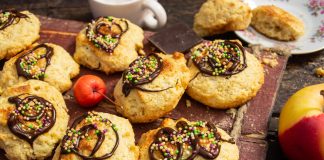 Мягкое печенье из манной крупы с яблоками