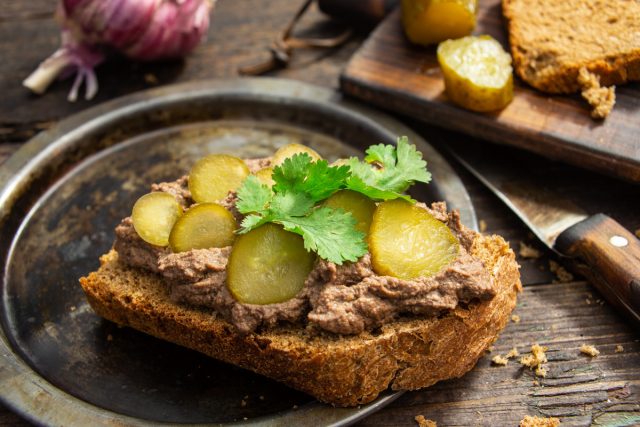 Паштет из куриной печени с коньяком и орехами Паштет из куриной печени с коньяком и орехами
