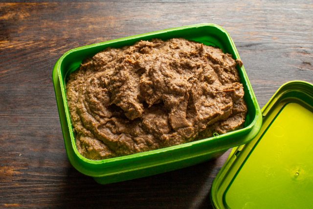 Через несколько часов паштет из куриной печени с коньяком хорошо застынет, и будет намазываться на хлеб, как масло. Через несколько часов паштет из куриной печени с коньяком хорошо застынет, и будет намазываться на хлеб, как масло.