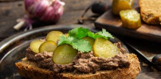 Паштет из куриной печени с коньяком и орехами