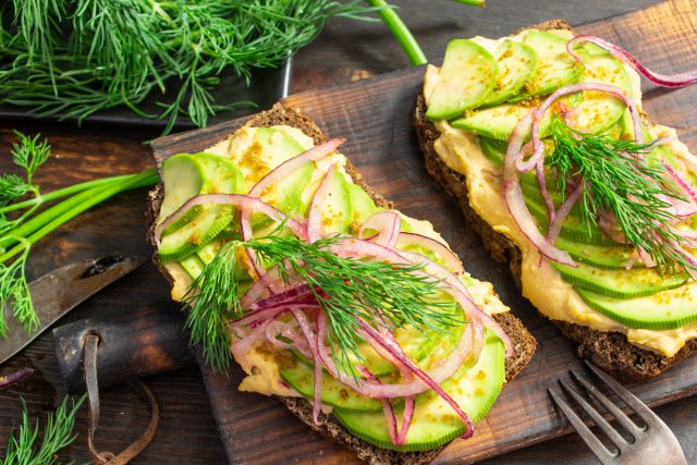 Сэндвич с хумусом и авокадо