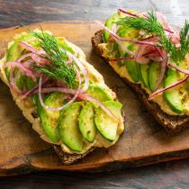 Украшаем бутерброды веточками свежего укропа или любой другой зеленью, которая вам по вкусу.