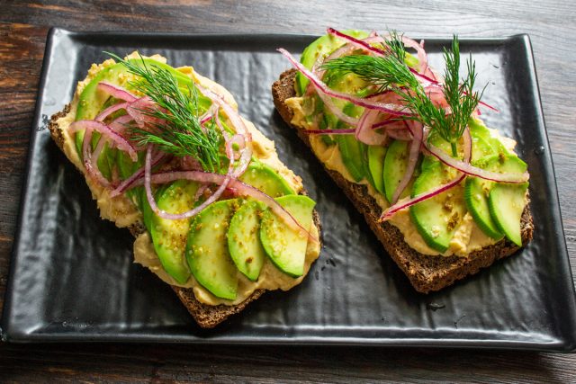 Бутерброды с хумусом и авокадо подаем на завтрак с чашкой травяного чая или вкусным ароматного кофе.