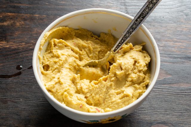 Понадобится чашка консервированного или вареного нута, 2 столовые ложки кунжутной пасты и столько же оливкового масла.