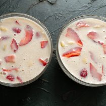 Кусочки банана и клубники заливаем молочным желе. Кусочки банана и клубники заливаем молочным желе.
