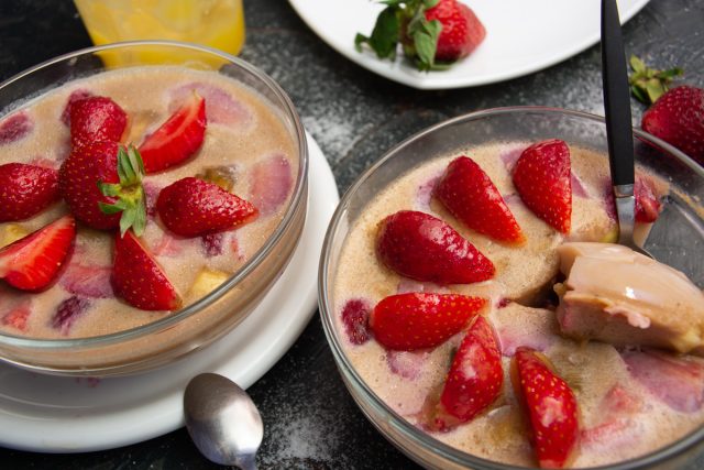 Желе с клубникой, бананом и медом