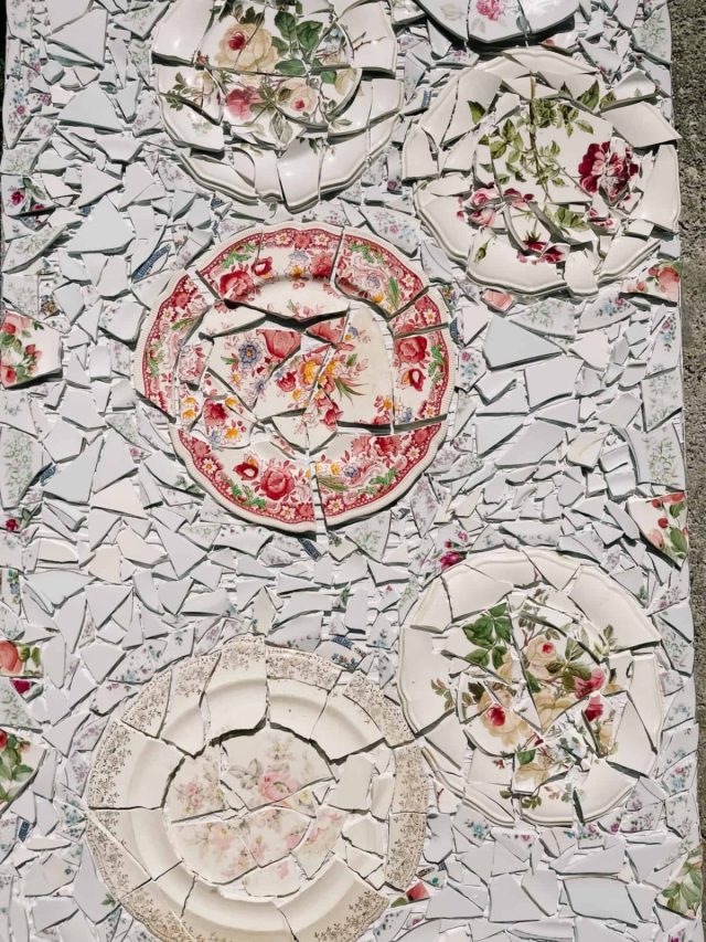 Мозаика на столешнице из битой посуды
