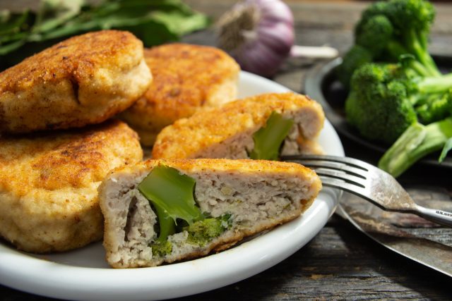 Котлеты из куриной грудки с брокколи Котлеты из куриной грудки с брокколи