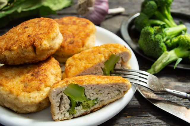 Котлеты из куриной грудки с брокколи