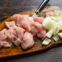 Куриное филе и репчатый лук нарезаем кубиками. Куриное филе и репчатый лук нарезаем кубиками.