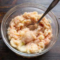 Куриное филе и лук перемалываем в мясорубке. Куриное филе и лук перемалываем в мясорубке