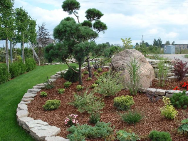 Натуральные отсыпки универсальны и подойдут практически любому саду