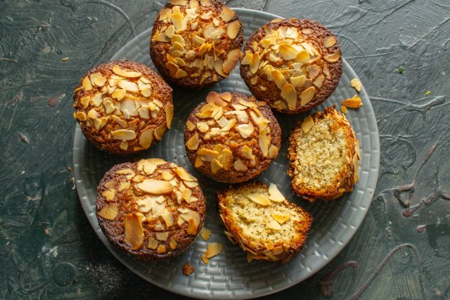 Подаём медовые маффины с маком к чаю или кофе Подаём медовые маффины с маком к чаю или кофе