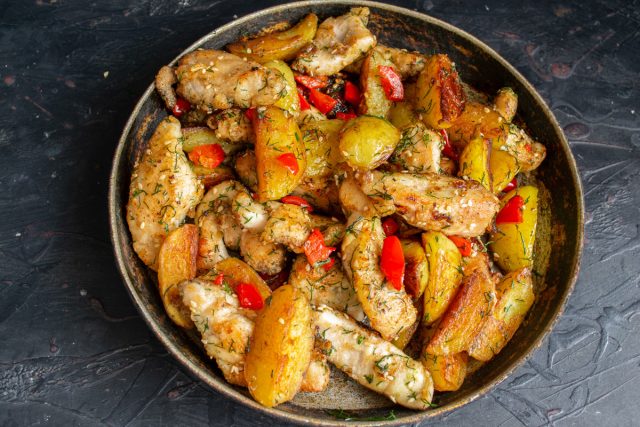 на стол подаём горячей, очень вкусно со сметанным соусом и свежим хрустящими огурчиками на стол подаём горячей, очень вкусно со сметанным соусом и свежим хрустящими огурчиками
