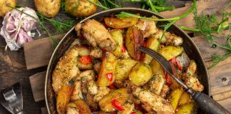 Молодая картошка жареная с курицей, чесноком и укропом