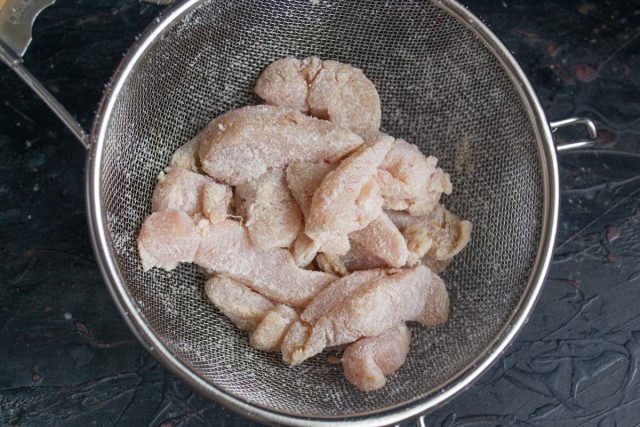 Панированную курочку выкладываем в дуршлаг Панированную курочку выкладываем в дуршлаг