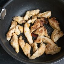 В разогретое масло кладём кусочки курицы В разогретое масло кладём кусочки курицы