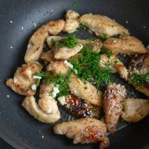 Добавляем к жареной курице чеснок и укроп Добавляем к жареной курице чеснок и укроп