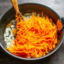 Натираем морковь на крупной овощной терке, добавляем к луку.